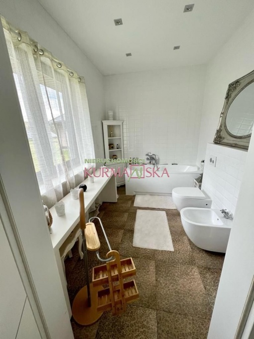 Reprezentacyjny dom w cichej i spokojnej okolicy