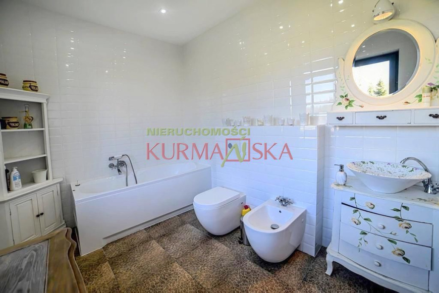 Reprezentacyjny dom w cichej i spokojnej okolicy