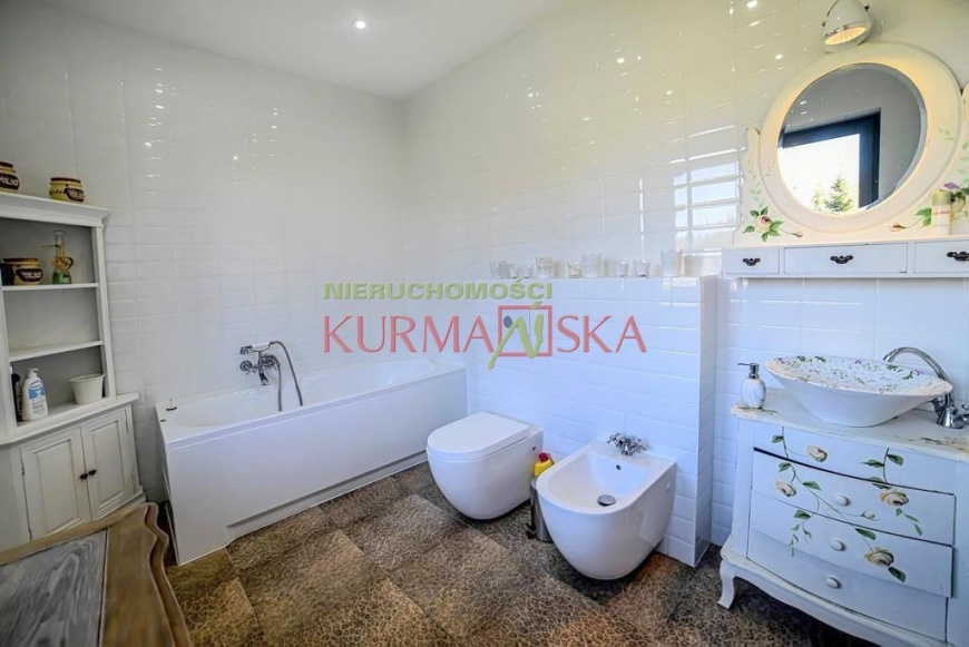 Reprezentacyjny dom w cichej i spokojnej okolicy