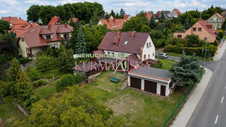 Dom bliźniak z budynkiem stacji diagnostyki samoch
