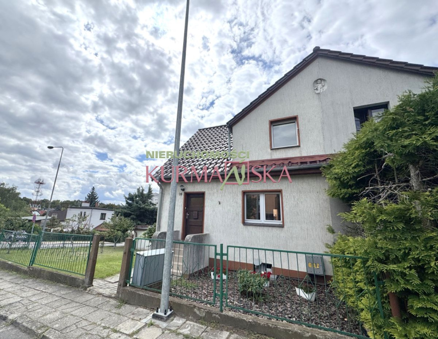 Dom bliźniak z budynkiem stacji diagnostyki samoch