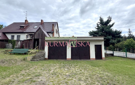 Dom bliźniak z budynkiem stacji diagnostyki samoch