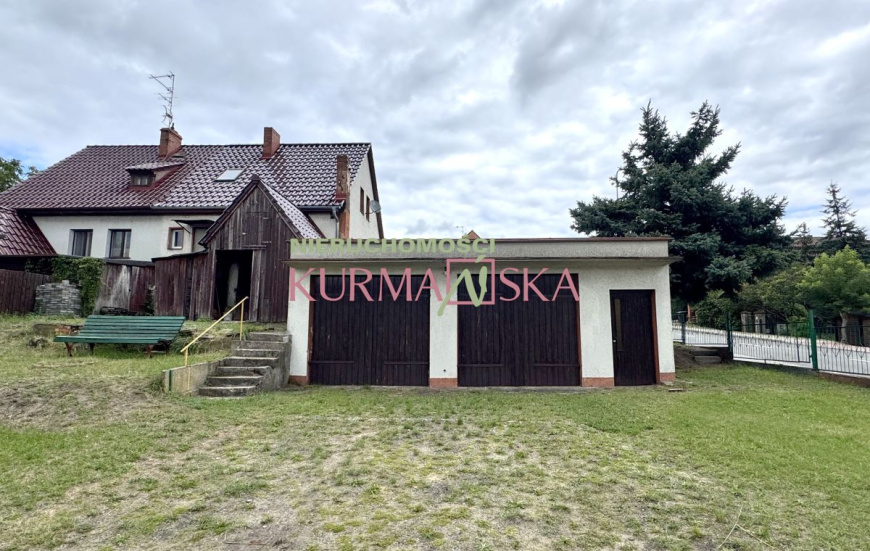 Dom bliźniak z budynkiem stacji diagnostyki samoch