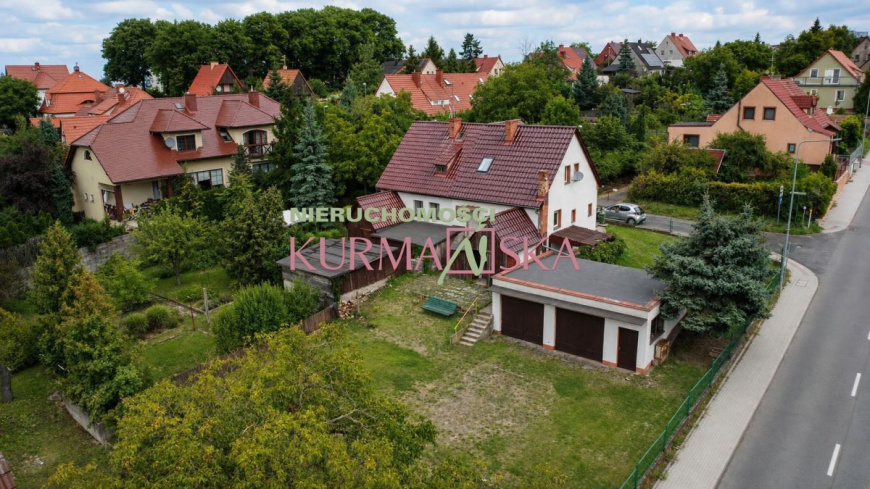 Dom bliźniak z budynkiem stacji diagnostyki aut